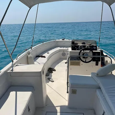 Roxer Boat Tours Botel